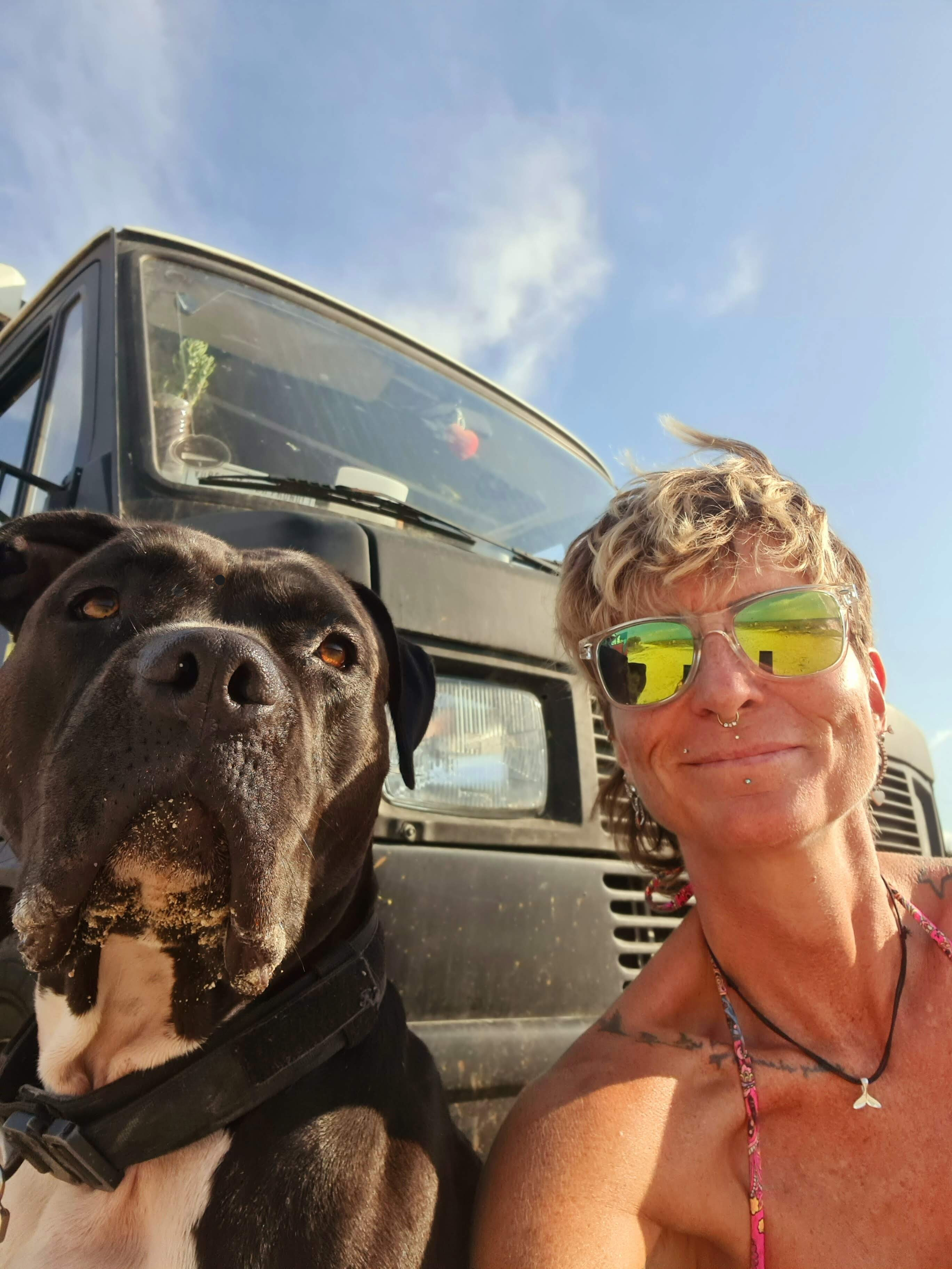 Michi und Mailo am Camper