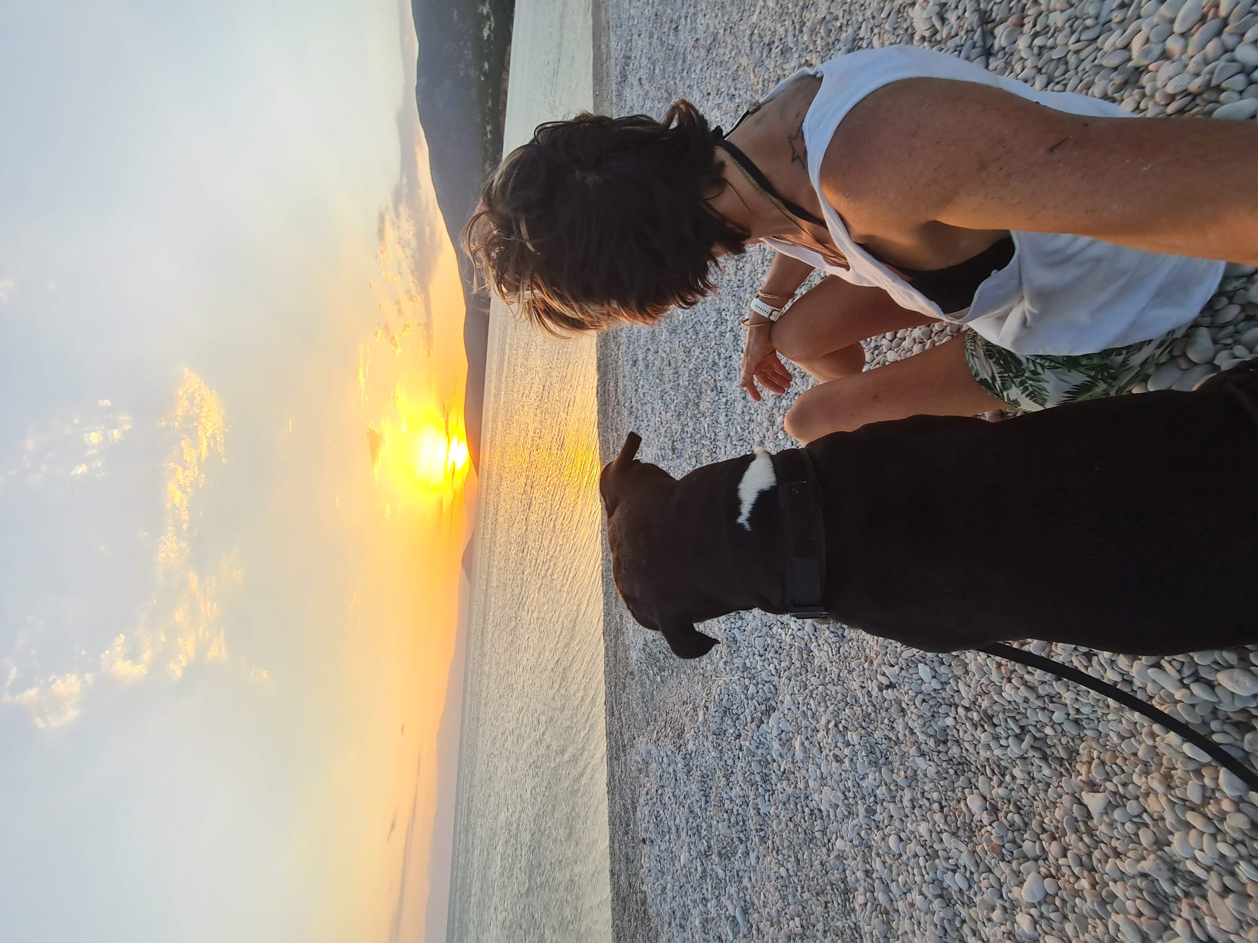 Michi und Mailo beim Sonnenuntergang am Strand